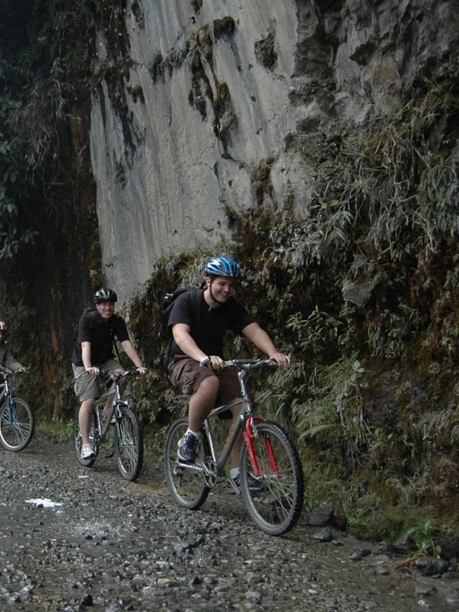 Grupo de ciclistas de montaña en la ruta de Baños