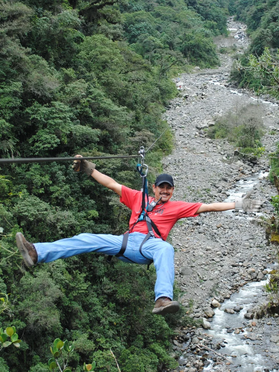 Canopy sobre el río en Baños