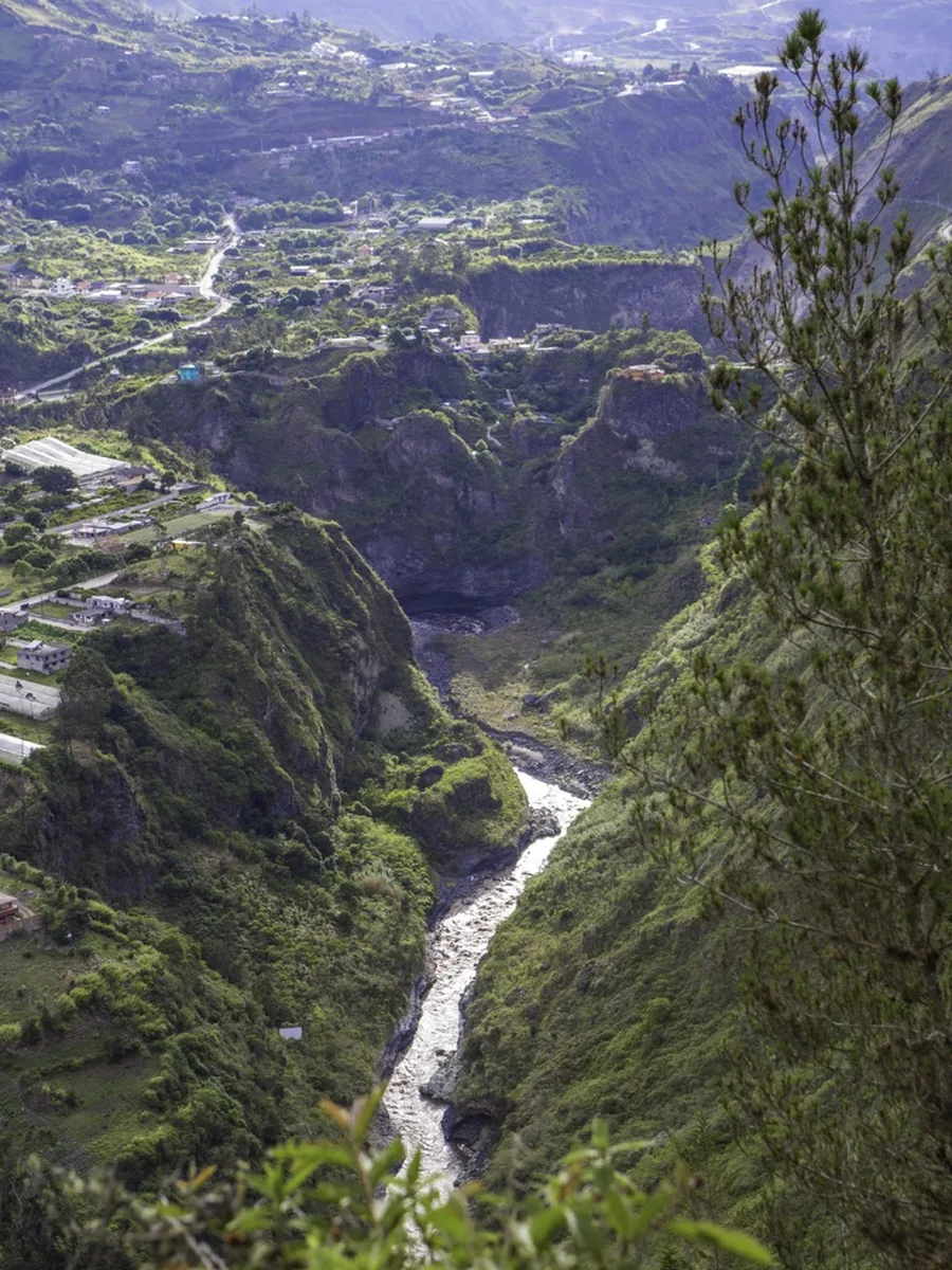 Vista del valle y del río en Baños